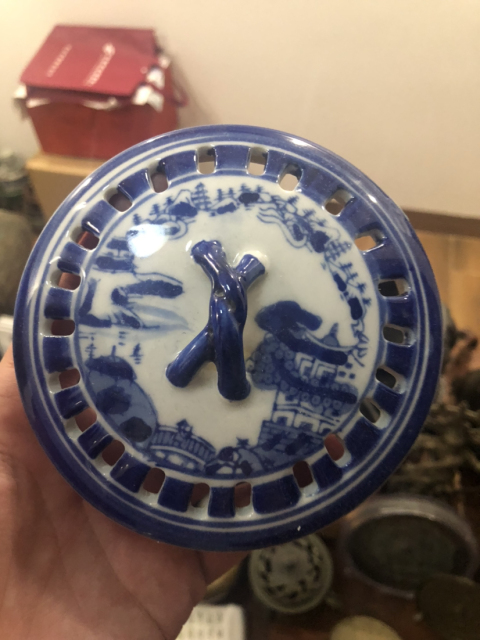 古玩陶瓷樓臺亭閣山水紋青花鏤空蓋盆拍賣,當前價格199元
