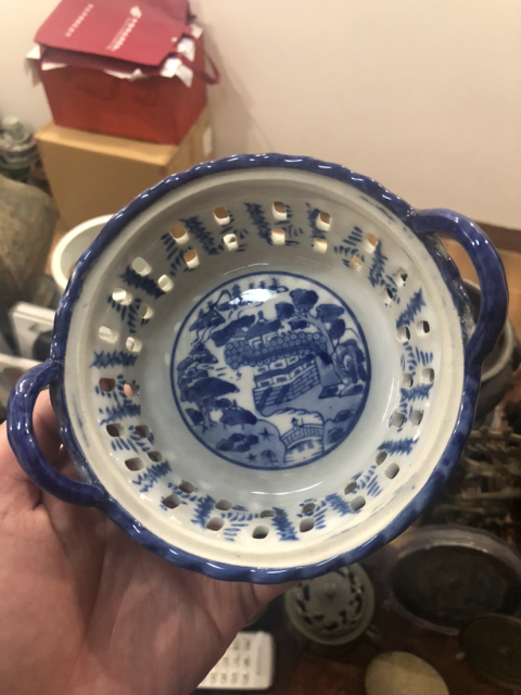 古玩陶瓷樓臺亭閣山水紋青花鏤空蓋盆拍賣,當前價格199元