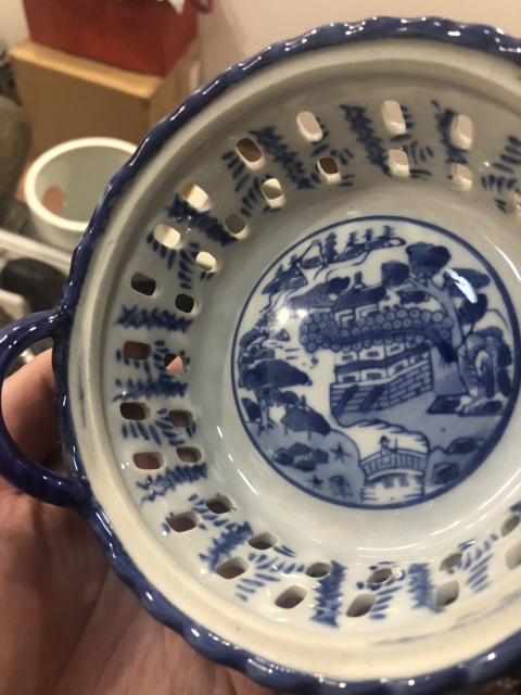 古玩陶瓷樓臺亭閣山水紋青花鏤空蓋盆拍賣,當前價格199元