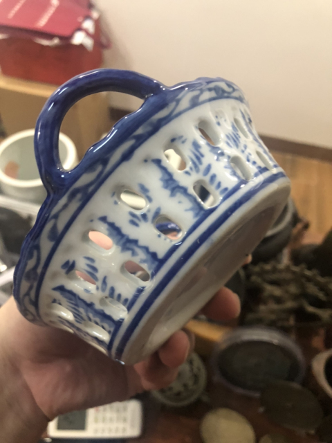古玩陶瓷樓臺亭閣山水紋青花鏤空蓋盆拍賣,當前價格199元