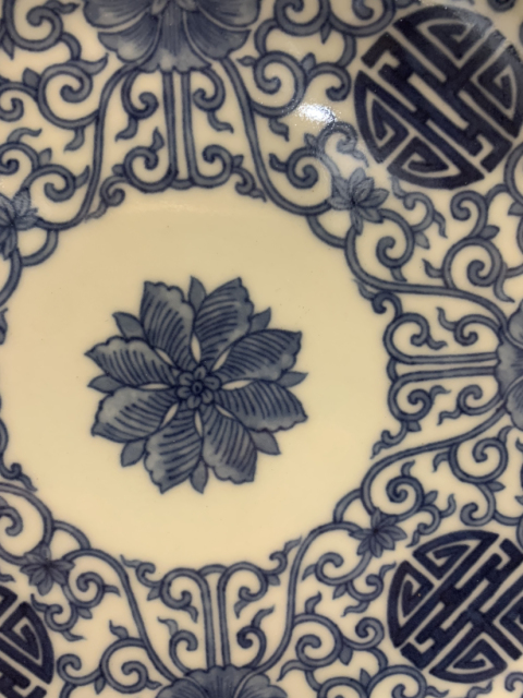 古玩陶瓷清乾隆青花纏枝蓮?fù)袌F(tuán)壽紋盤(pán)（官）拍賣(mài)，當(dāng)前價(jià)格330000元