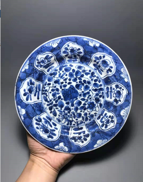 雙藍(lán)圈樹葉款蓮瓣紋刻花花卉紋青花盤拍賣，當(dāng)前價(jià)格2880元