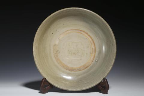古玩陶瓷明代龍泉窯青釉“壽比南山”跳刀紋盤拍賣,當前價格3888元