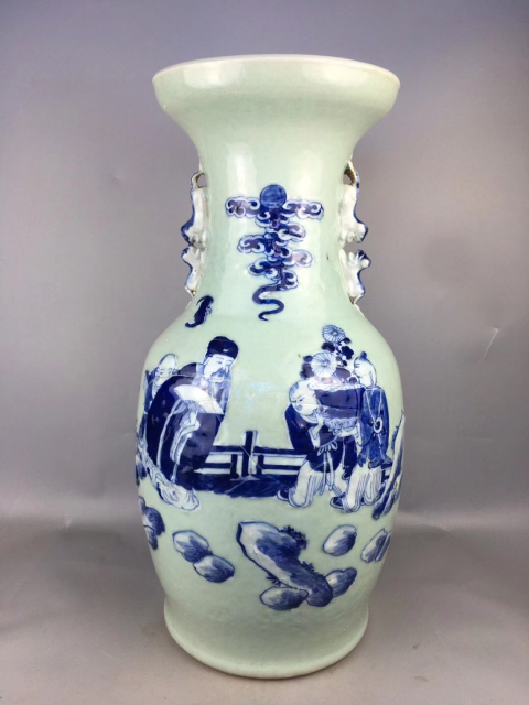 中国清代永和軒款豆青釉青花人物山水紋天球瓶、高さ31cm X径20cm口径7cm TWO UNDERGLAZE-BLUE CELADON-GLAZED VASESQING DYNASTY, 19TH