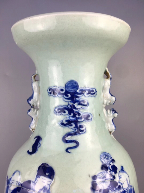 中国清時代豆青釉花瓶 TWO UNDERGLAZE-BLUE CELADON-GLAZED VASESQING DYNASTY, 19TH