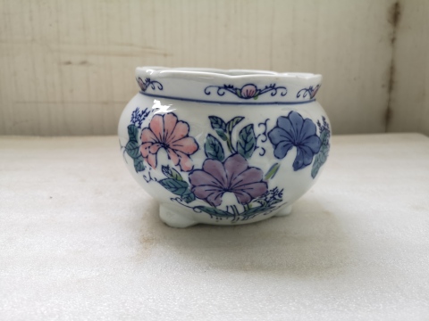古玩陶瓷青花加彩印花花口爐拍賣，當前價格398元
