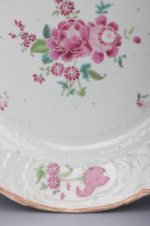 古玩陶瓷【*3026】清乾隆  廣彩模印暗花西洋花卉紋花口盤拍賣，當前價格2500元