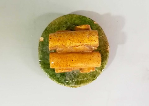 古玩陶瓷明代三彩精美糕點供盤拍賣，當前價格150元
