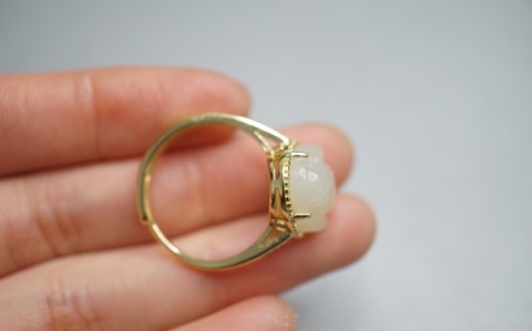 古玩玉器白玉鑲嵌彌勒佛戒指拍賣,當前價格298元