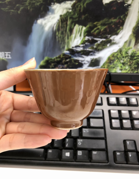 古玩陶瓷晚清民國外紫金釉內青花魚藻紋杯拍賣,當前價格999元