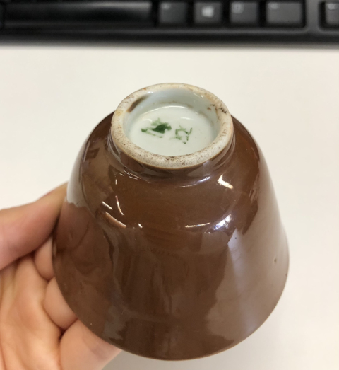 古玩陶瓷晚清民國外紫金釉內青花魚藻紋杯拍賣,當前價格999元