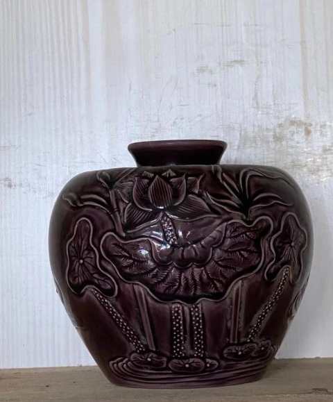 古玩陶瓷茄皮紫刻蓮花紋蘋果尊拍賣,當前價格3000元