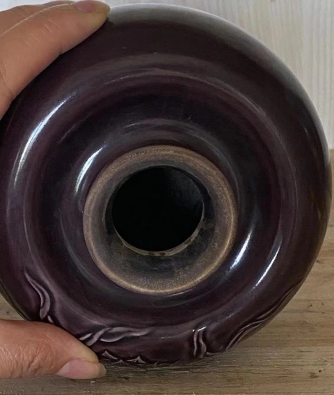 古玩陶瓷茄皮紫刻蓮花紋蘋果尊拍賣,當前價格3000元