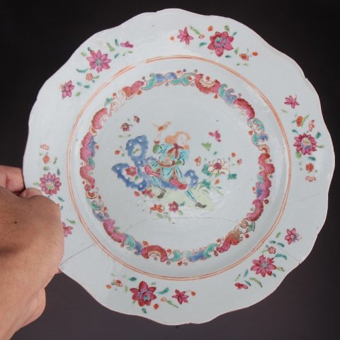 古玩陶瓷【*2217】清乾隆 粉彩洋人遛鳥花口盤拍賣,當前價格2500元