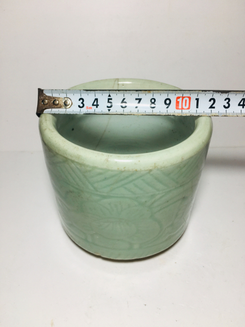 古玩陶瓷清中期豆青釉刻花花卉筒式香爐拍賣，當前價格398元