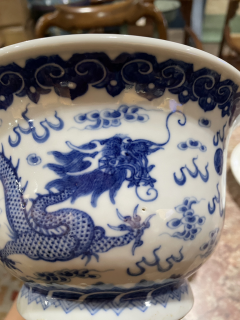 古玩陶瓷晚清民國·青花雙龍戲珠紋花盆連托(道光官窯款)拍賣,當前價格22000元