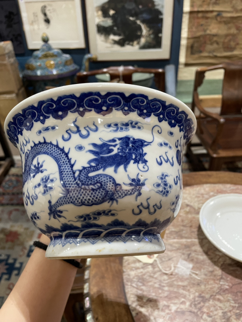 古玩陶瓷晚清民國·青花雙龍戲珠紋花盆連托(道光官窯款)拍賣,當前價格22000元