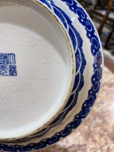 古玩陶瓷晚清民國·青花雙龍戲珠紋花盆連托(道光官窯款)拍賣,當前價格22000元