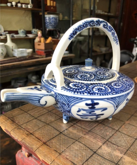 古玩陶瓷青花吉語(yǔ)四季花卉紋三足提梁壺（日本）拍賣，當(dāng)前價(jià)格600元