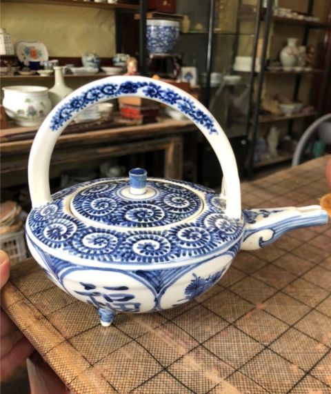 古玩陶瓷青花吉語(yǔ)四季花卉紋三足提梁壺（日本）拍賣，當(dāng)前價(jià)格600元
