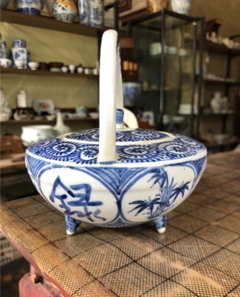 古玩陶瓷青花吉語(yǔ)四季花卉紋三足提梁壺（日本）拍賣，當(dāng)前價(jià)格600元