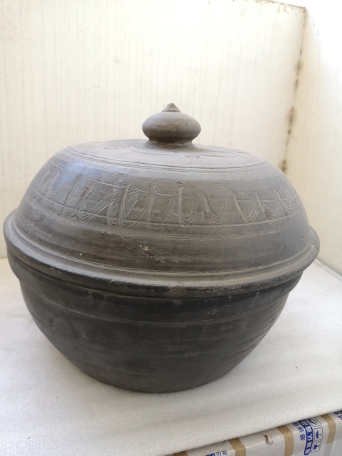 古玩陶瓷灰陶刻劃水波紋蓋盆拍賣，當前價格1100元