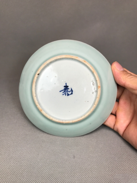 古玩陶瓷【清代】吉語紋款豆青釉青花盤拍賣，當前價格666元