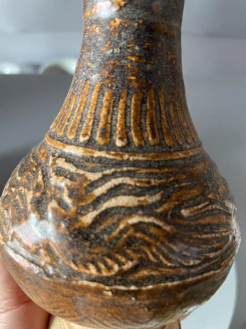 古玩陶瓷宋代·醬釉模印鳳紋瓶真品鑒賞圖