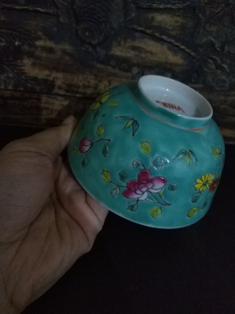 古玩陶瓷《已保真》民國松石綠釉花蝶紋粉彩碗拍賣，當前價格999元