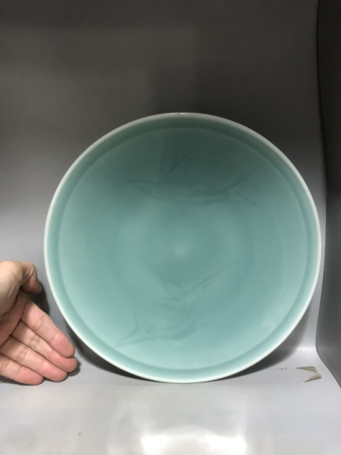 古玩陶瓷豆青釉暗刻飛魚紋大盤拍賣,當前價格1600元