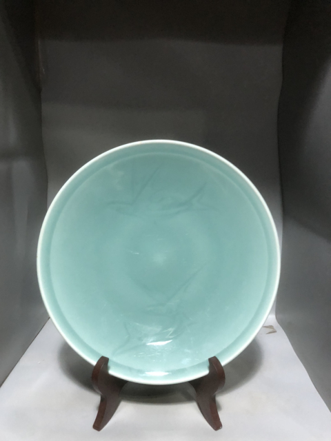 古玩陶瓷豆青釉暗刻飛魚紋大盤拍賣,當前價格1600元