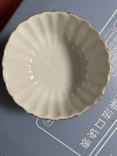 域鉴古玩】同治年制矾红四字双行款人物纹粉彩瓜楞碗拍卖价格