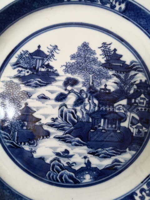 古玩陶瓷【清倉大處理】乾隆樓臺亭閣山水紋青花盤拍賣,當前價格1588元