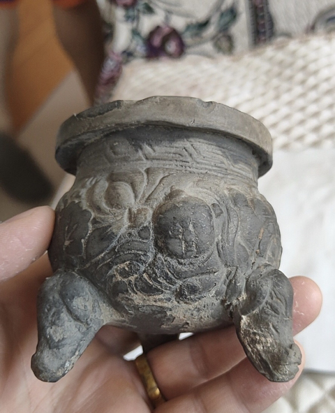 古玩陶瓷黑陶刻花嬰戲花卉紋香爐拍賣，當前價格2000元