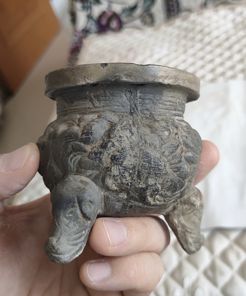 古玩陶瓷黑陶刻花嬰戲花卉紋香爐拍賣，當前價格2000元