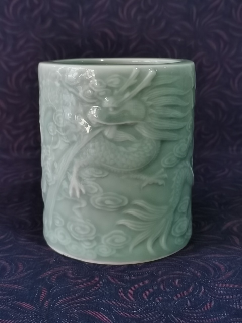 古玩陶瓷【龍紋筆筒】民國解放初豆青釉印模龍紋筆筒拍賣,當(dāng)前價格600元