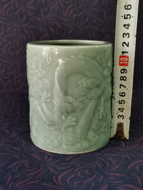 古玩陶瓷【龍紋筆筒】民國解放初豆青釉印模龍紋筆筒拍賣,當(dāng)前價格600元