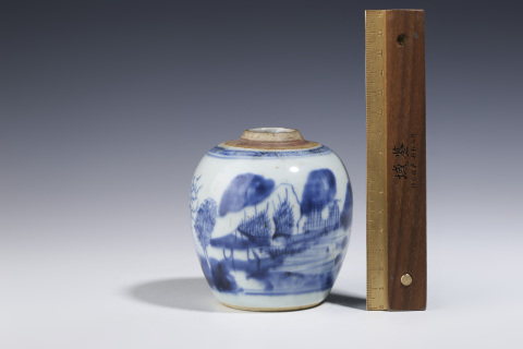 中国　大清乾隆年製款　青花　山水人物文　八角面取瓶　M　R7289B 高度41公分，直径20公分，大清乾隆年制青花山水人物灯笼瓶