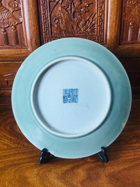 古玩陶瓷大清嘉慶年制篆書青花六字三行款豆青釉大盤拍賣,當前價格0元