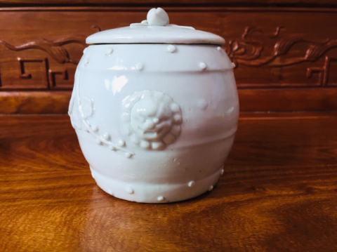古玩陶瓷雙鋪首壽桃鈕貼塑梅紋德化窯白釉蓋罐拍賣,當(dāng)前價格1288元