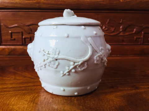 古玩陶瓷雙鋪首壽桃鈕貼塑梅紋德化窯白釉蓋罐拍賣,當(dāng)前價格1288元