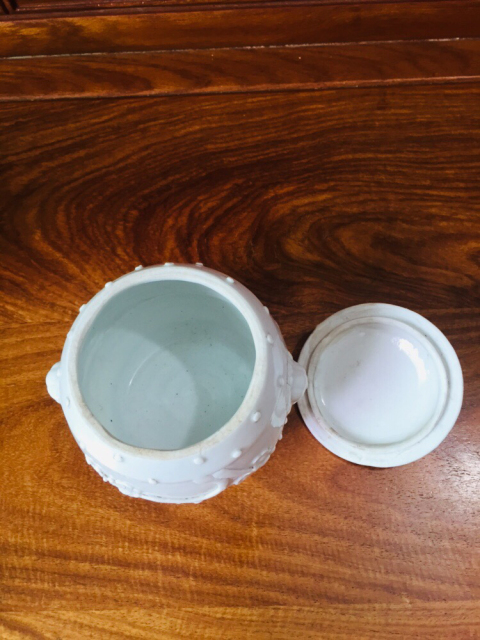 古玩陶瓷雙鋪首壽桃鈕貼塑梅紋德化窯白釉蓋罐拍賣,當(dāng)前價格1288元