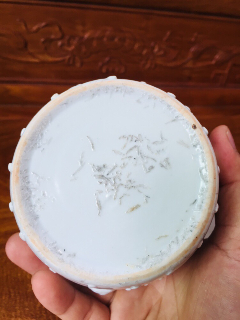 古玩陶瓷雙鋪首壽桃鈕貼塑梅紋德化窯白釉蓋罐拍賣,當(dāng)前價格1288元