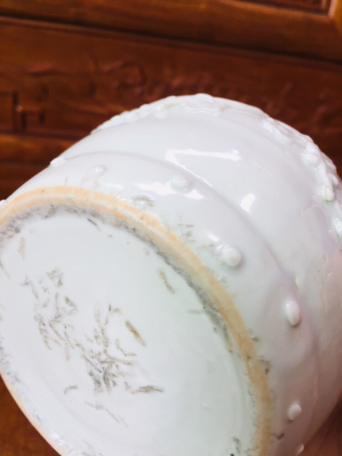 古玩陶瓷雙鋪首壽桃鈕貼塑梅紋德化窯白釉蓋罐拍賣,當(dāng)前價格1288元