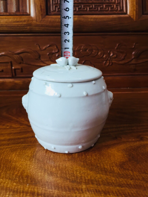 古玩陶瓷雙鋪首壽桃鈕貼塑梅紋德化窯白釉蓋罐拍賣,當(dāng)前價格1288元