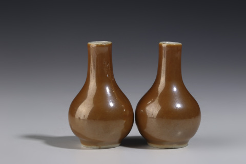 古玩陶瓷清中早·紫金釉天球瓶一對(duì)拍賣,當(dāng)前價(jià)格3950元