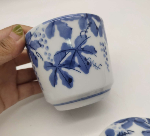 古玩陶瓷葡萄紋青花蓋碗拍賣,當(dāng)前價格150元