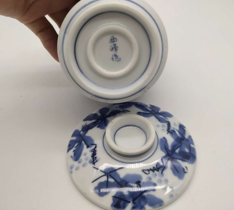 古玩陶瓷葡萄紋青花蓋碗拍賣,當(dāng)前價格150元