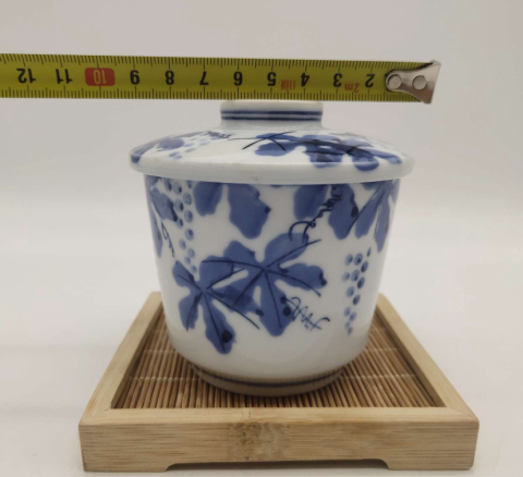 古玩陶瓷葡萄紋青花蓋碗拍賣,當(dāng)前價格150元