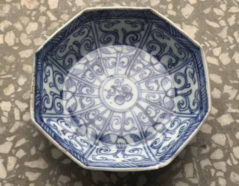 古玩陶瓷花卉紋青花八角盤拍賣,當(dāng)前價格688元